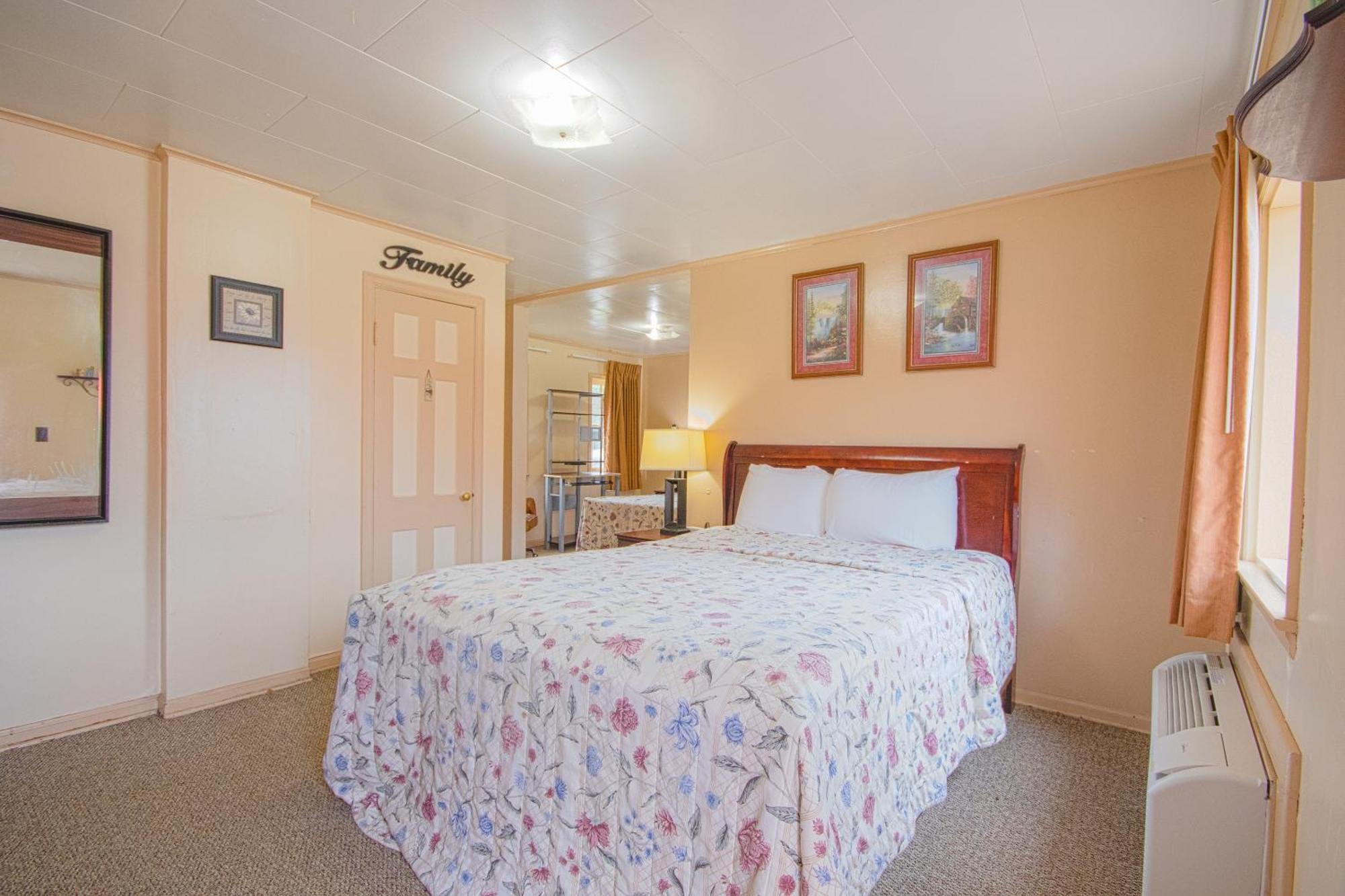 Sunflower Motel Hiawatha By Oyo Exterior foto